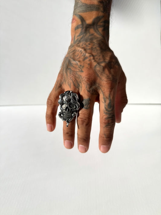 MEDUSAS GRAVE RING